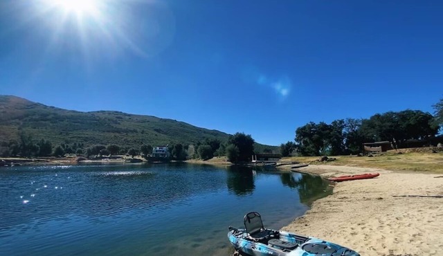 Romantic Retreat/private fishing lake and tennis court near Julian