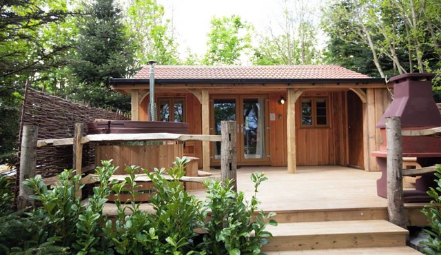 Romantic retreat. Private and peaceful wooded location. nPrivate hot tub.