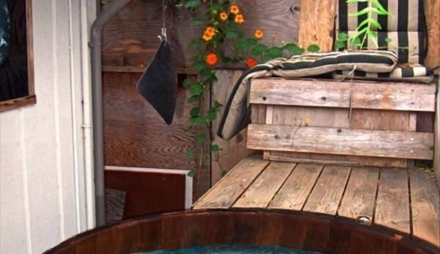 Romantic Retreat. Soak in the hot tub or lie on loft bed; listen to the surf.