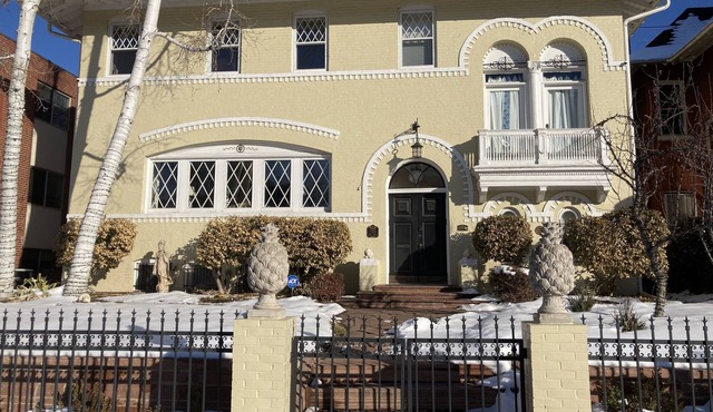 Romantic Retreat with a Private Balcony! 3 Stories, 3 Bed 2 Bath, +FREE PARKING!