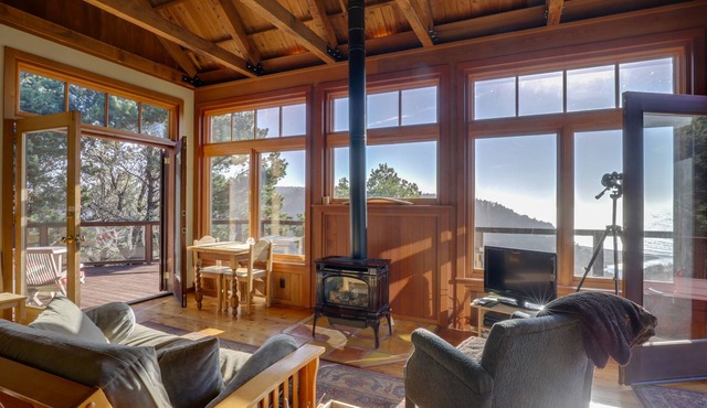Romantic Ridgetop Escape w/Hot Tub Near Mendocino