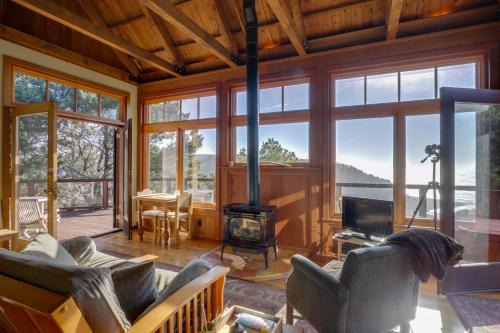 Romantic Ridgetop Escape with Hot Tub Near Mendocino