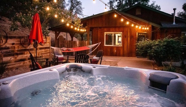 Romantic River Cabin w/Hot Tub, views, spa bathroom, Close to 2 Yosemite Gates