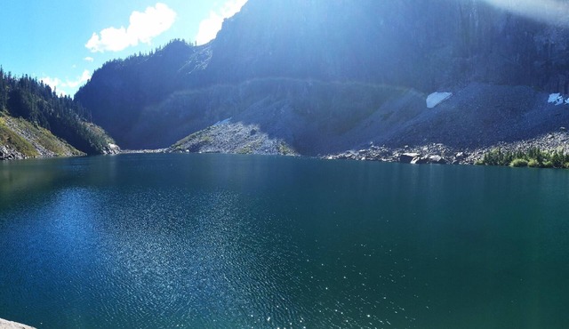 Romantic riverfront cottage with jacuzzi