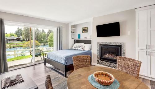 Romantic Riverfront Studio in Downtown Bend
