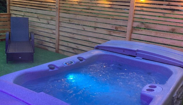 Romantic Riverside En-suite Cabin with Private Hot Tub