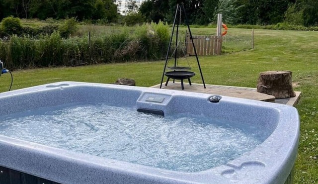 Romantic Riverside Pod with Private Hot Tub