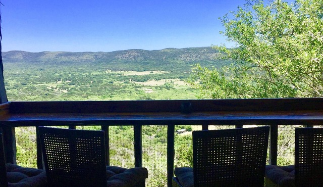Romantic Rock Cabin, Beautiful, Spectacular Views of Frio River & Mountains!