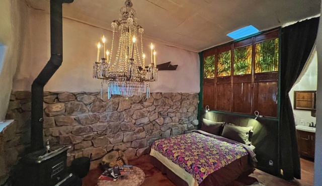 Romantic, Rock Carriage House, Hot Tub, Woodstove, Kitchen on Historic Property