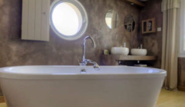 Romantic room with Sainte Victoire view and swimming pool