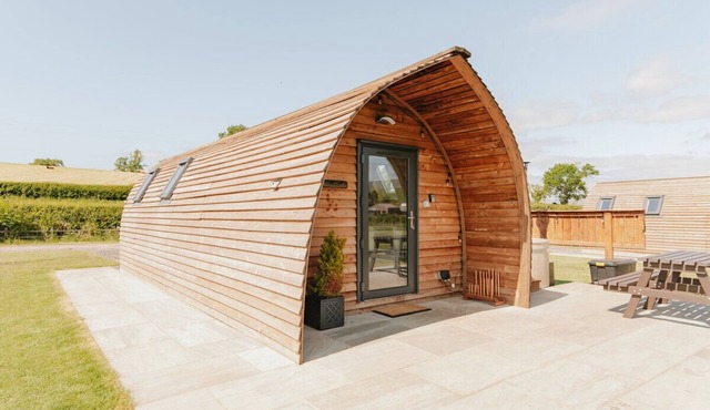 Romantic Rural Cosy Cabin with Hot Tub