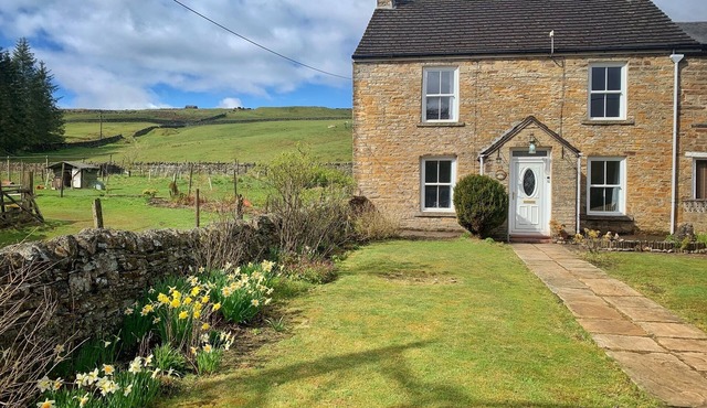 Romantic rural retreat for 8 w/log burner (Pets welcome!)