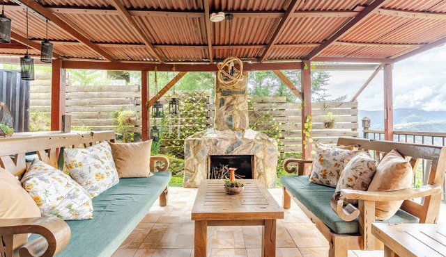 Romantic rustic cabin with fireplace at 5 Thousand feet altitude, Pet Friendly