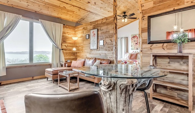 Romantic Rustic Getaway! Elevated Treehouse w/Jacuzzi Tub. Rest, Relax, Repeat!