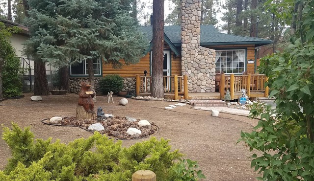 Romantic, Rustic Log Cabin EXCLUSIVELY for Couples/Small Families; 4 PERSON MAX