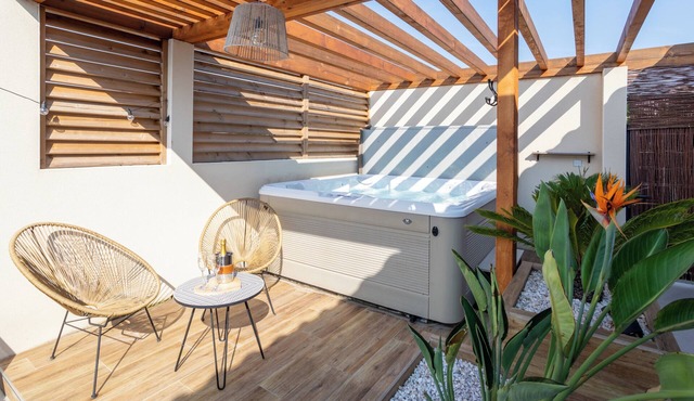 Romantic suite with private jacuzzi - reversible air conditioning - near Canal du Midi