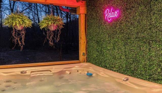 Romantic Secluded Getaway/Creekside/Hot Tub/Fire Pit/Pet Friendly/Heart of HK