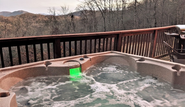 Romantic & Secluded Adventure Log Cabin w/HOT TUB + Amazing Mountain Views