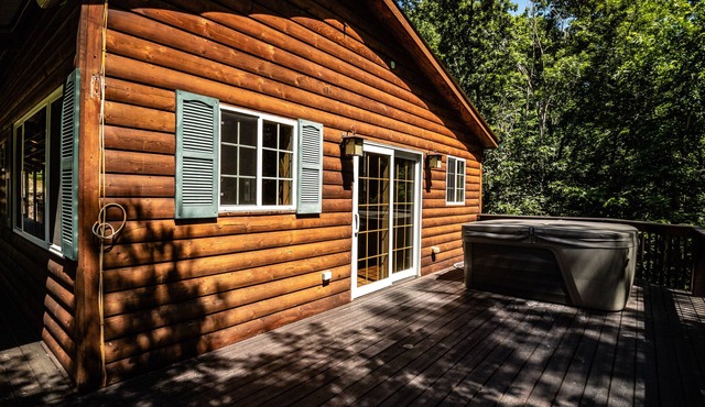 Romantic Secluded Cabin w/Hot Tub, Private Driftless Escape