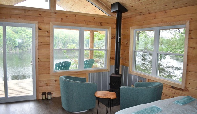 Romantic secluded cottage on private lake