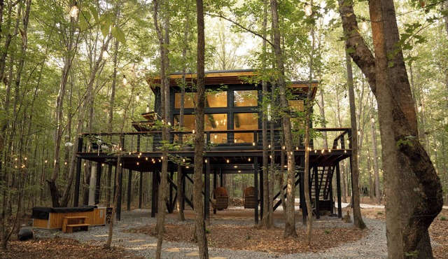 Romantic secluded treehouse with hot tub, lake