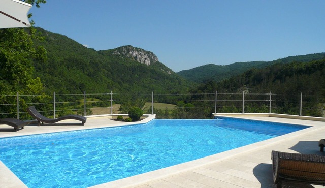 Romantic-serene villa - heated swimming pool and superb view of the valley