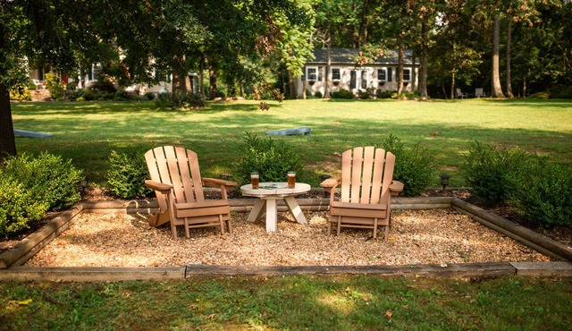 Romantic Shabby Chic Cottage on 5 acre property near wineries and Blue Ridge MTS