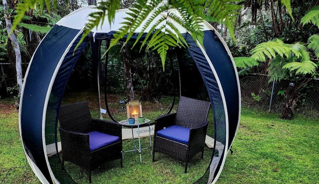 Romantic singing Cottage, soak hot tub, outdoor shower 5min to HI volcano park