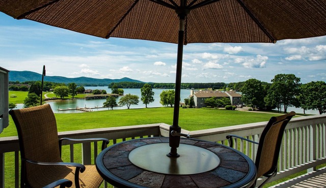 Romantic SML Penthouse, Bernard’s Landing. Smith Mountain Lake 3 Pools