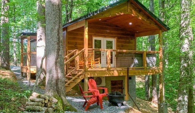 Romantic Smoky Mountain Cabin, w/King Bed, Hot Tub, Easy Access & Fast Wi-Fi