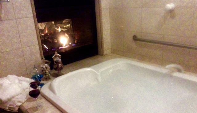 Romantic Spa Experience in Luxurious Creekside Honeymoon Cottage in the Landings