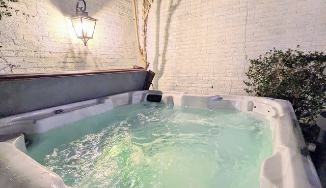 Romantic Spanish villa w/hot tub 15 min from downtown Atlanta!