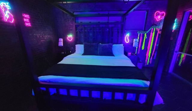 Romantic & Spicy Getaway w/Mermaid Pool & Hot Tub. Adults only!