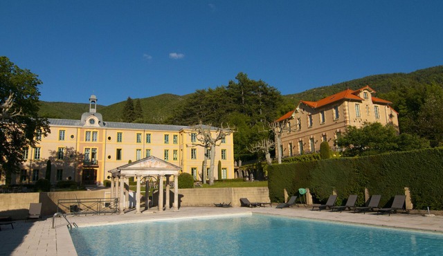 Romantic studio L'Adoration in a special castle in the heart of Provence