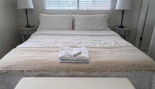 Romantic Stay 3 BD/2BATH - hot tub, garden, cozy home in Orem Utah