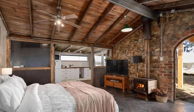 Romantic Stone Cottage with endless views over the Yarra Valley