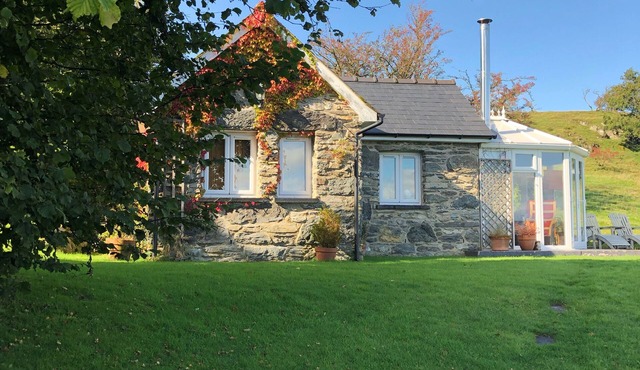 Romantic Stone built cottage with Log burner