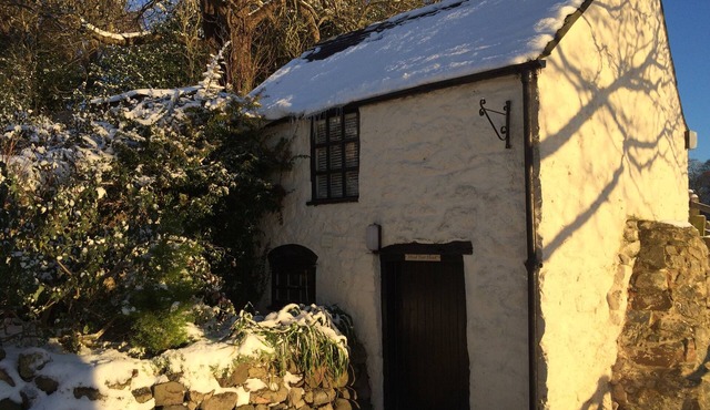 Romantic Stone Cottage with private woodfired hot tub, spa bathroom, yoga deck!