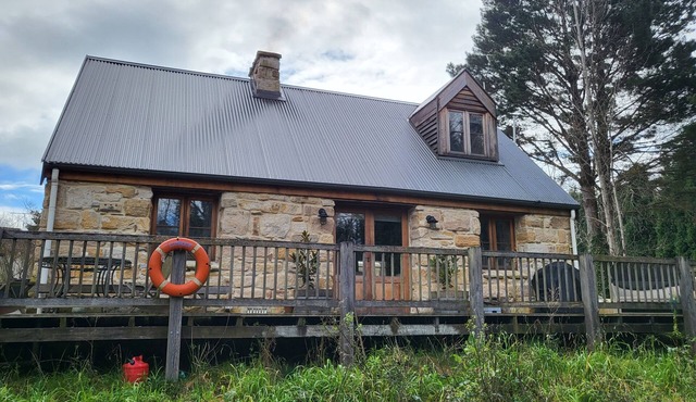 Romantic Stone Cottage Overlooking Pond. 5mins to Town