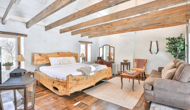 Romantic Stone Cottage Circa 1869-75 acres to Hike