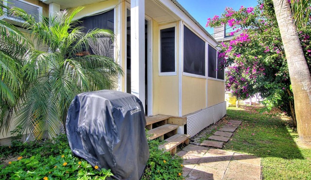 Romantic storybook cottage nestled in the heart of old town Port A!