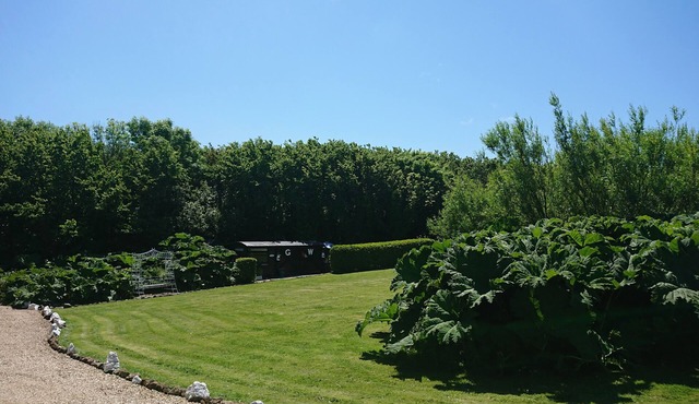 Romantic streamside Carriage next to Coast Path ♥️ Short walk to beach & pub! 🥂