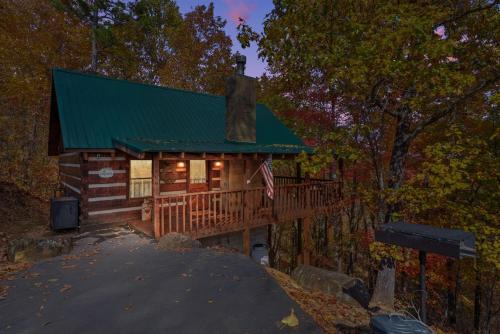Romantic Studio Cabin with Hot Tub