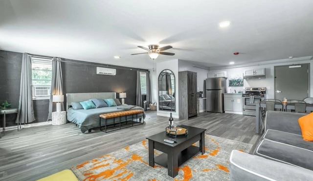 Romantic Studio Retreat - King Bed, Fireplace, Close to Chattanooga