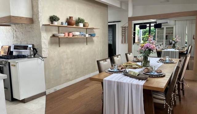 Romantic style El y Ella home. nCozy family- sized . .