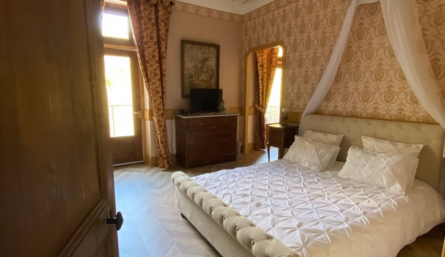 Romantic suite by Isoarde des Baux - Château de Rochetaillée