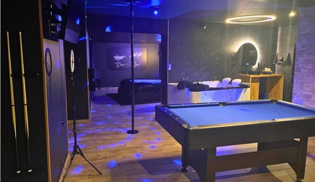 *Romantic Suite: Private SPA and Pool Table*