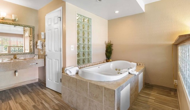 Romantic Suite | Vero Beach Inn and Suites | Complimentary Buffet Hot Breakfast