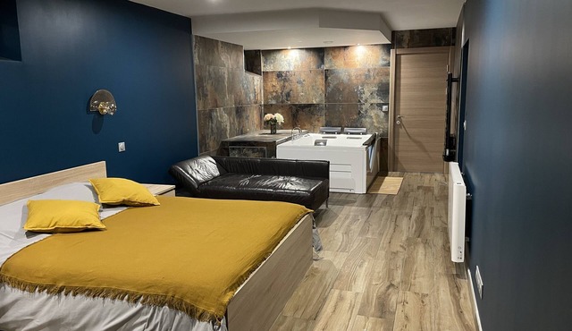 Romantic suite with whirlpool bath