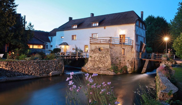 Romantic suite with private jacuzzi 1 hour from Paris